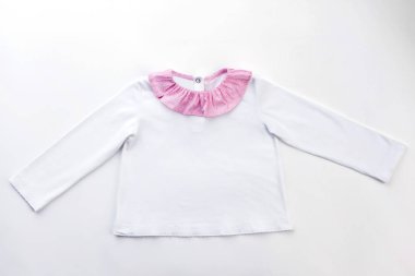 Sevimli beyaz ve pembe bluz