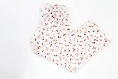 Dükkanı ekranda beyaz pantolon