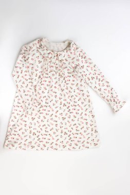 Çiçek desenli beyaz gecelik