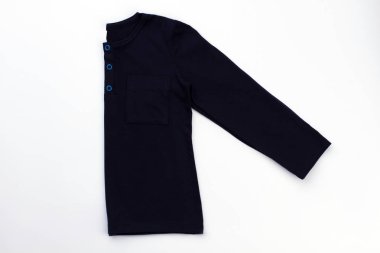 Beyaz üzerine katlanmış Mavi kazak