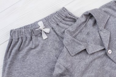 Gri melanj pijama beyaz ayarla