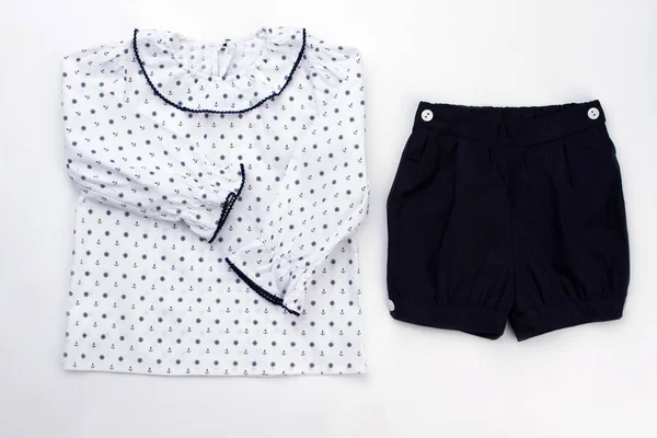 Pantalones cortos blancos y azul marino — Foto de Stock