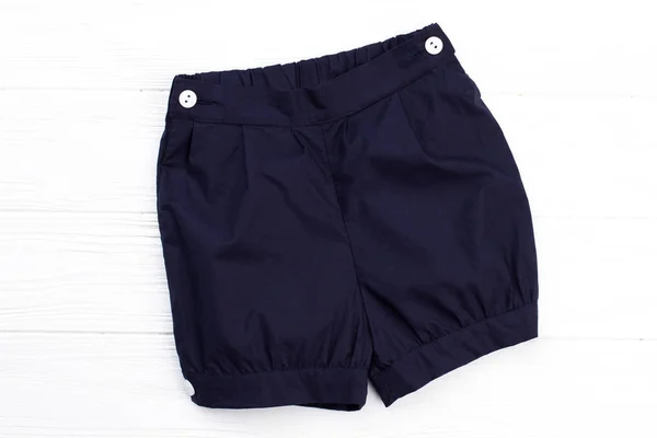 Pantalones cortos azul oscuro con botones — Foto de Stock