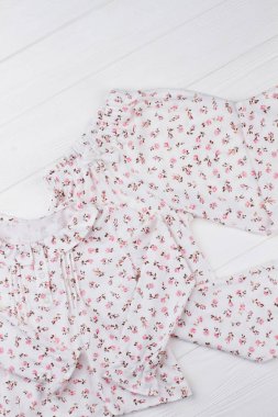 Pijama ile çiçek baskı ayarla