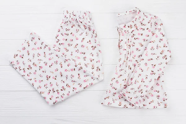 Meisjes pyjama met bloem print — Stockfoto