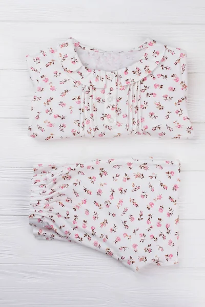 Floral pyjama ingesteld op wit — Stockfoto