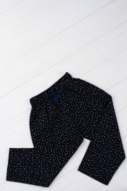 Çiçek baskı ile siyah pantolon