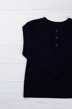 Beyaz arkaplanda siyah tişört