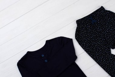 Karanlık pijama beyaz ayarla.