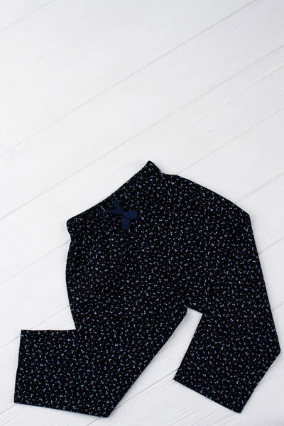 Çiçek baskı ile siyah pantolon