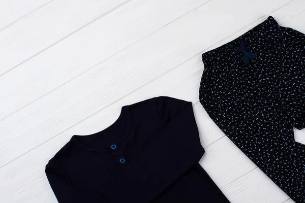 Karanlık pijama beyaz ayarla.