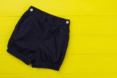 Beyaz düğmeli lacivert şort