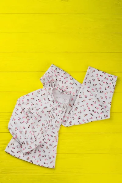 Conjunto de pijama plegado en estante — Foto de Stock