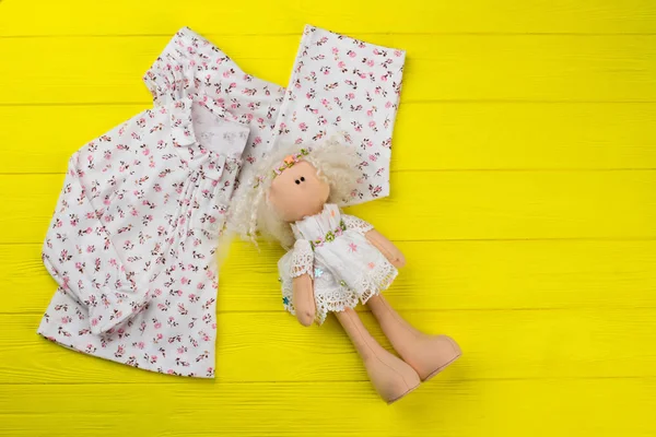 Девушки одежда и фаршированная кукла — стоковое фото
