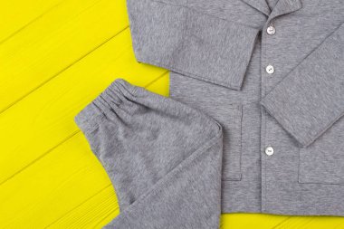 Gri pijama sarı ayarla