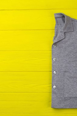 Tablo üzerinde katlanmış gri gömlek