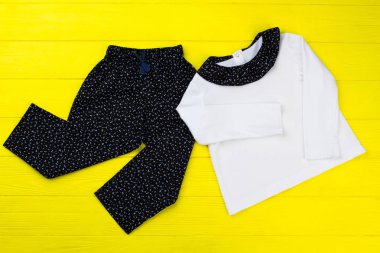 Güzel pijama kız için ayarla