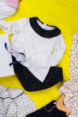 Sarı zemin üzerine yeni elbiseler