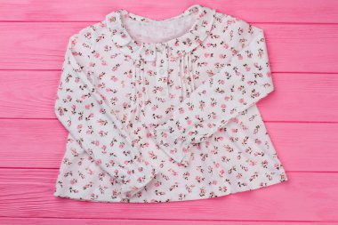 Pembe üzerinde güzel çiçek üst