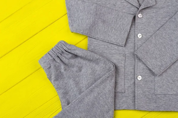 Gri pijama sarı ayarla