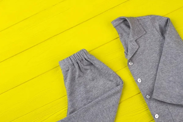 Conjunto de pijama gris en rack — Foto de Stock