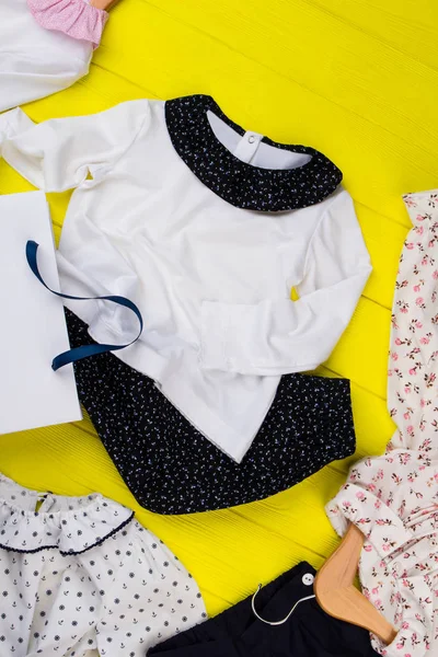 Sarı zemin üzerine yeni elbiseler