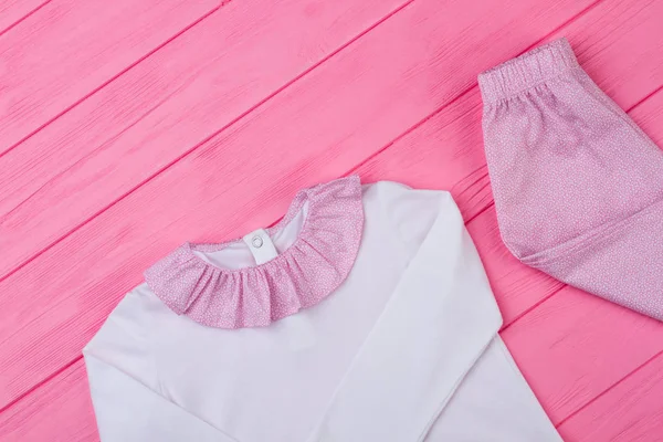 Söt pyjamas på rosa — Stockfoto