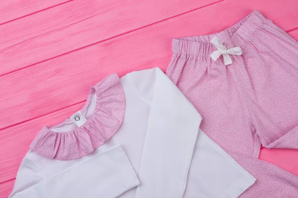 Conjunto de pijama rosa y blanco —  Fotos de Stock