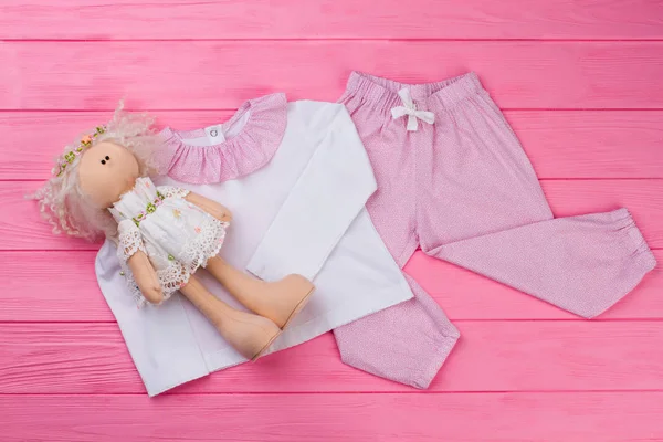 Docka och pyjamas set — Stockfoto