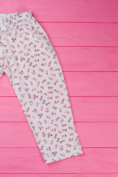 Белые пижамные штаны на розовом — стоковое фото