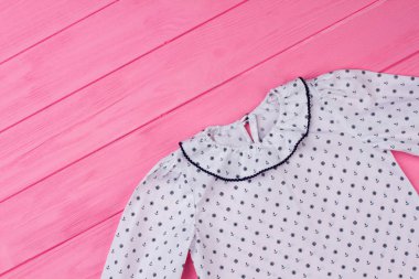 Beyaz bluz denizci desenli