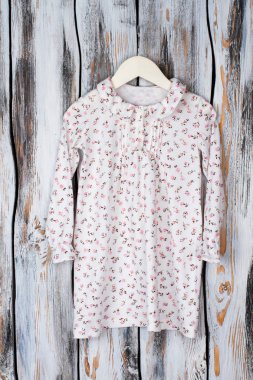 Köylü geceliği kızı büyütmek için