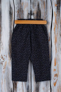 Siyah çiçek pantolon askısı