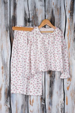 Köylü pijama rustik arka plan üzerinde