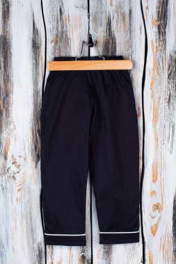 Erkek eşofman altı bir askı üzerinde