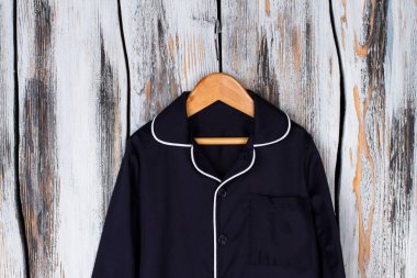 Beyaz kenar ile Donanma gömlek