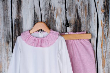 Yürümeye başlayan çocuk kıza pijama takım