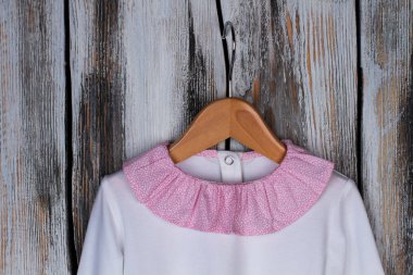 Pijama, pembe fırfır yaka