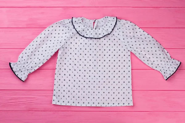 Blusa blanca sobre mesa rosa —  Fotos de Stock