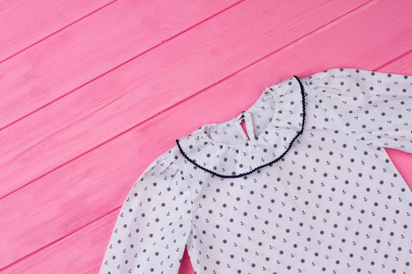 Beyaz bluz denizci desenli