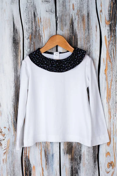 Белая блузка с черным воротником — стоковое фото