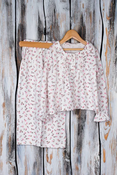 Köylü pijama rustik arka plan üzerinde