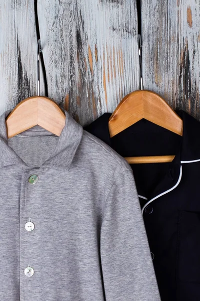 Gri ve siyah pijama gömlek