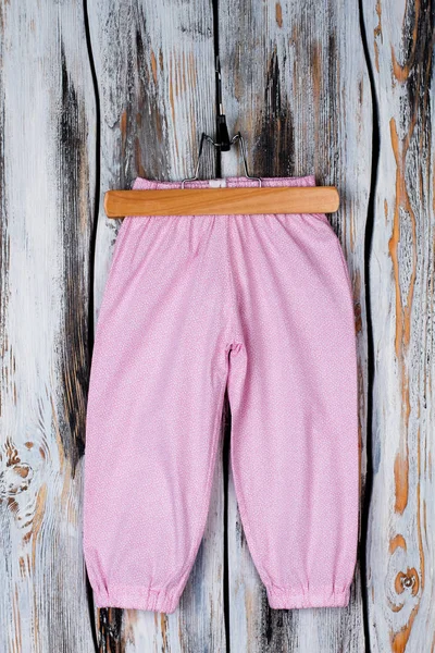 Mädchen rosa Hose auf Kleiderbügel — Stockfoto