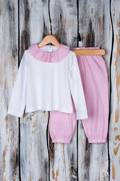 Conjunto de pijama blanco y rosa — Foto de Stock