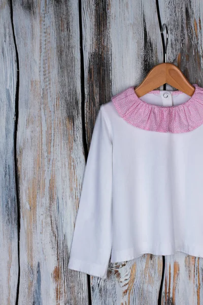 Beyaz pembe yaka ile üst