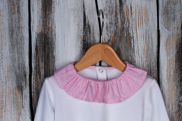 Pijama, pembe fırfır yaka