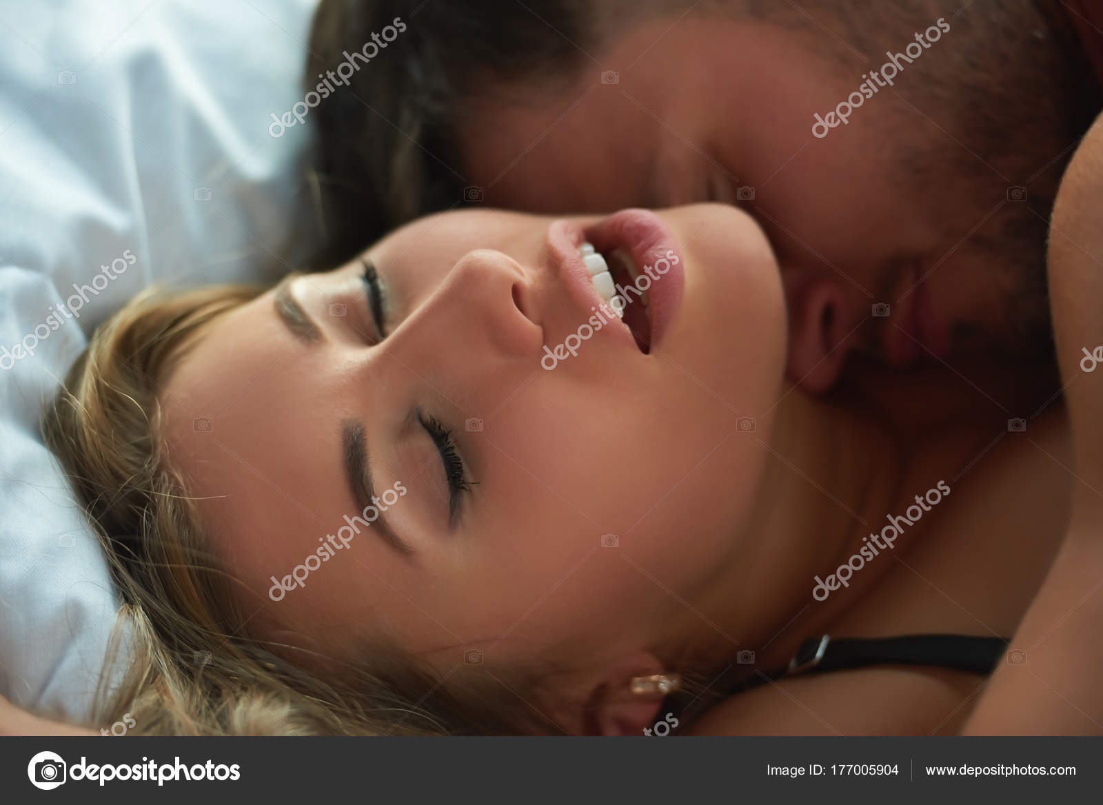 Женщины в постели крупным планом секс 14