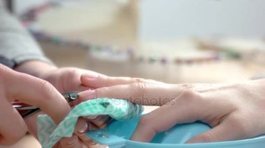 Manikürcü cuticles istemciye kesme.
