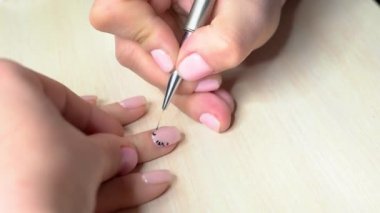 Manikür güzellik salonunda alma işlemi.